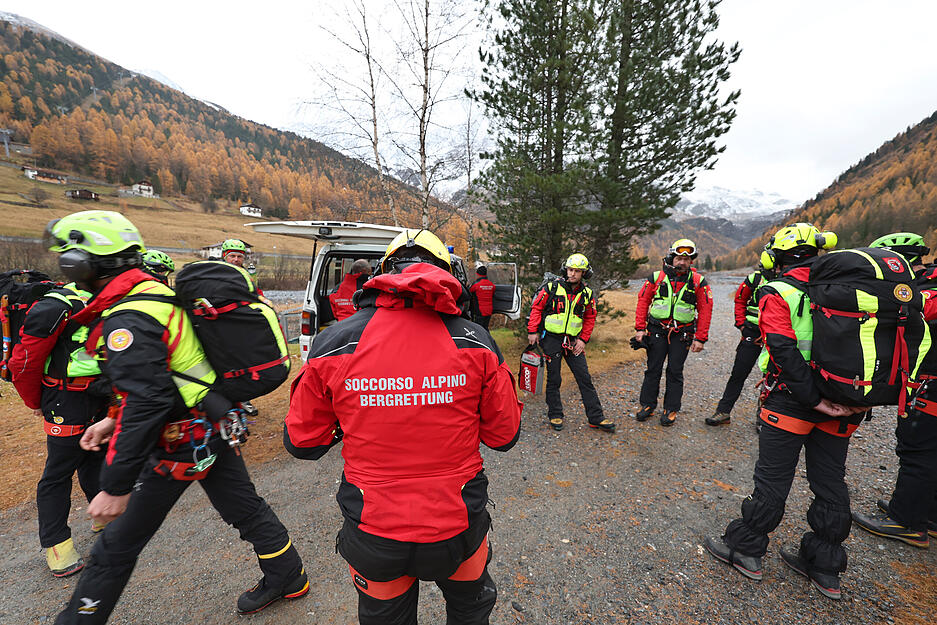 Mitglieder der Bergrettung bereiten sich auf ihren Einsatz vor.