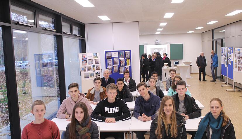 OB Harry Mergel, Schulleiterin Dorothea Eisele (hinten links) mit Oberstufenschülern des Justinus-Kerner-Gymnasiums im neuen Klassenzimmer.
Fotos: Annika Heffter