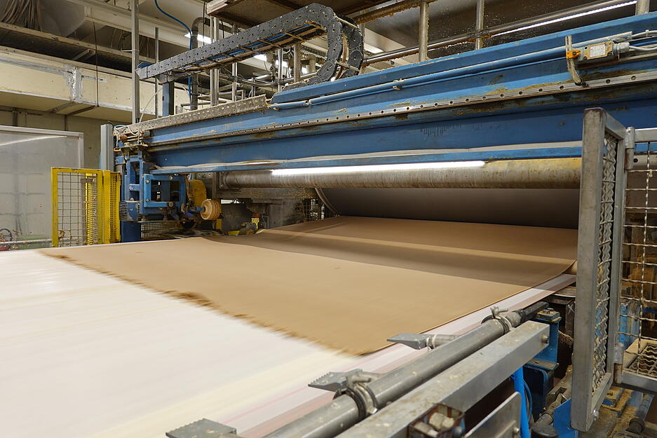 Auf Sieben entstehen die Papier- oder Zelluloseplatten, die später als Isolatoren dienen