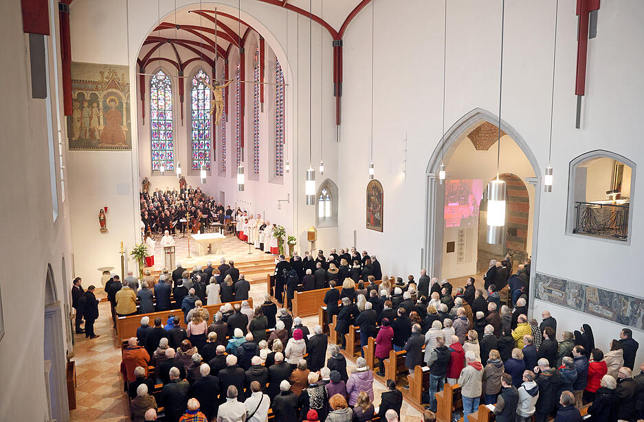 Die Reihen im Deutschordensmünster St. Peter und Paul sind mit zahlreichen Besuchern gefüllt.