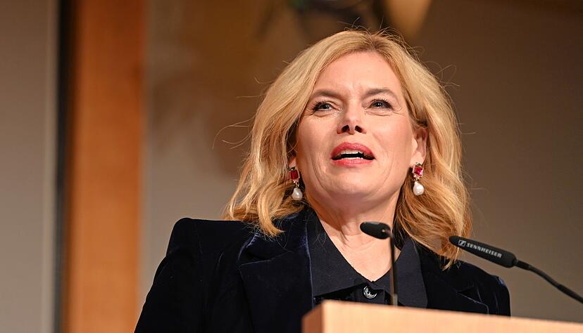 Bundestagspräsidentin Julia Klöckner hielt in Berlin eine Laudatio auf die Streetworkerin Sabine Constabel, die sich gegen Prostitution engagiert. Bundestagspräsidentin Julia Klöckner hielt in Berlin eine Laudatio auf die Streetworkerin Sabine Constabel, die sich gegen Prostitution engagiert.