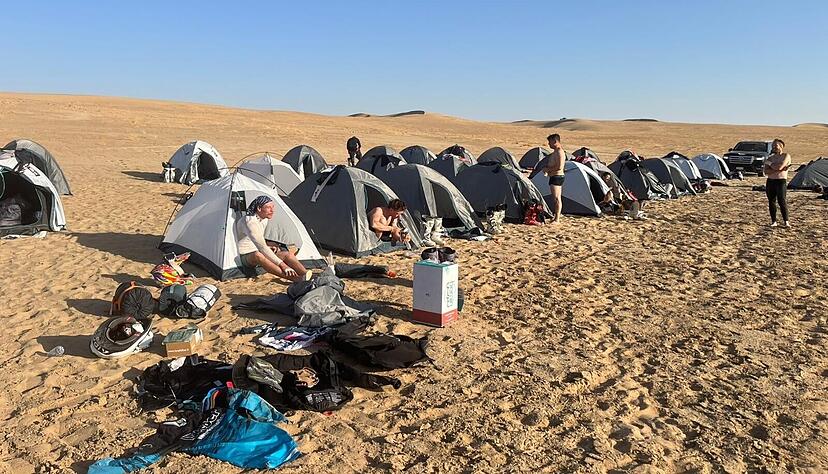 Zwischen neun und 15 Stunden sind die Piloten bei der Dakar am Tag auf ihren Maschinen gesessen, ehe sie im Biwak ankamen. Zwischen neun und 15 Stunden sind die Piloten bei der Dakar am Tag auf ihren Maschinen gesessen, ehe sie im Biwak ankamen.