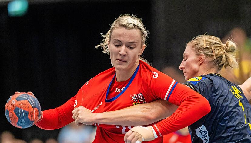 Tschechiens Nationalspielerin Veronika Andrysková, hier links im Duell mit Schwedens Linn Blohm, wird der Sport-Union Neckarsulm vorerst nicht zur Verfügung stehen. Der Sommer-Neuzugang hat sich einen Kreuzbandriss zugezogen. Tschechiens Nationalspielerin Veronika Andrysková, hier links im Duell mit Schwedens Linn Blohm, wird der Sport-Union Neckarsulm vorerst nicht zur Verfügung stehen. Der Sommer-Neuzugang hat sich einen Kreuzbandriss zugezogen.