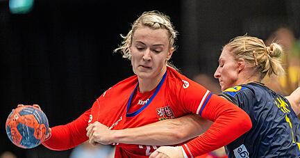 Tschechiens Nationalspielerin Veronika Andrysková, hier links im Duell mit Schwedens Linn Blohm, wird der Sport-Union Neckarsulm vorerst nicht zur Verfügung stehen. Der Sommer-Neuzugang hat sich einen Kreuzbandriss zugezogen.
Foto: imago images