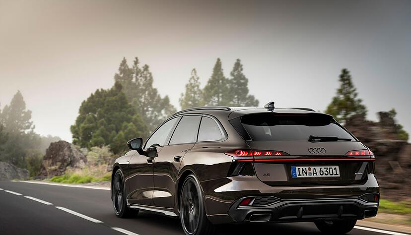 F&auml;hrt mit schnittiger Silhouette vor: der Audi A6 Avant.