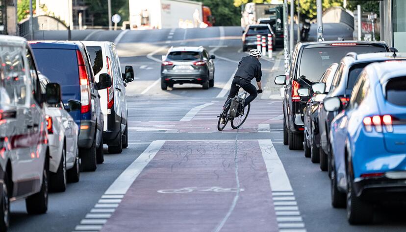 Eigene Fahrradstreifen können auch zwischen Fahrbahnen liegen. (Archivbild)