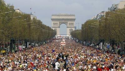Der Champs Elysees ist beim 32. Paris-Marathon mit Läufern bevölkert.