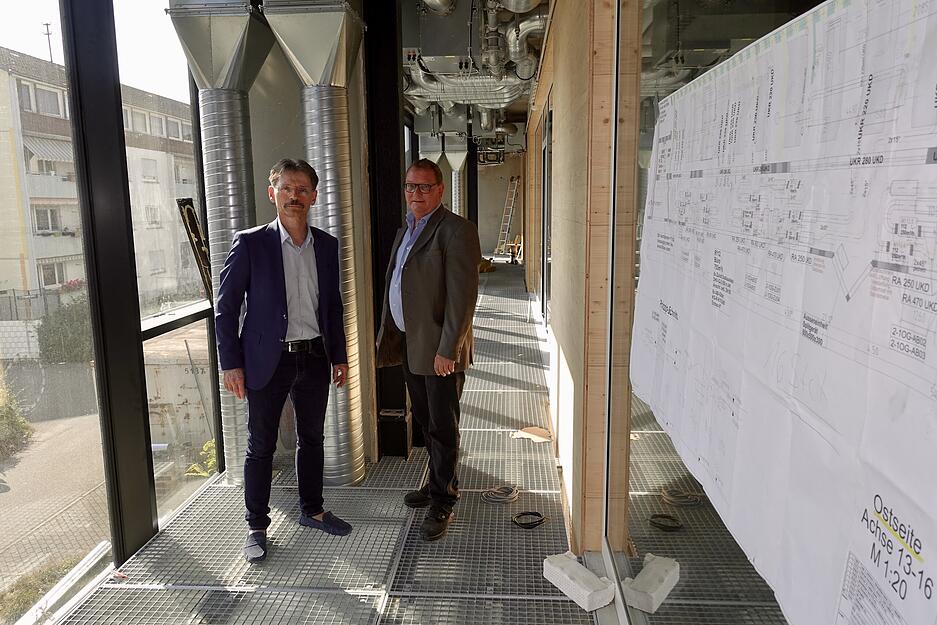 Im zweiten Bauabschnitt ist zwischen Au&szlig;enh&uuml;lle und Innenh&uuml;lle ein schmaler Gang. Hier sind zahlreiche Installationen gef&uuml;hrt.