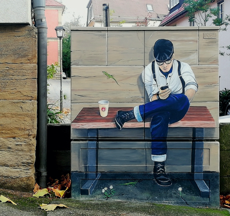 Vor dem Rastplatz am Martplatz in Schwaigern sitzt dieser Mann – oder ist er nur eine Illusion? Vor dem Rastplatz am Martplatz in Schwaigern sitzt dieser Mann – oder ist er nur eine Illusion?
