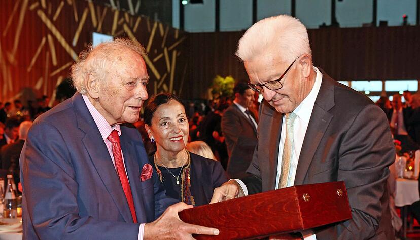 Ministerpr&auml;sident Winfried Kretschmann hat zum 70. Arbeitsjubil&auml;um von Reinhold W&uuml;rth, dem "Mann mit der einzigartigen Erfolgsgeschichte", Wein und den Dank des Landes mitgebracht. Im Hintergrund Ehefrau Carmen W&uuml;rth. 
Fotos: Ralf Seidel