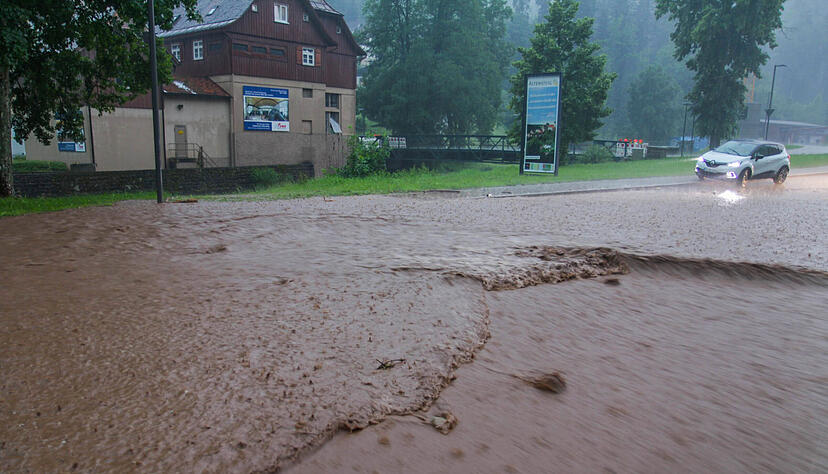 Ein Auto steht auf einer überfluteten Straße nach heftigen Unwettern. Foto: dpa Ein Auto steht auf einer überfluteten Straße nach heftigen Unwettern. Foto: dpa