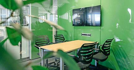 Besprechungsräume schaffen Rückzugsmöglichkeiten für kleinere Teams. Die Büros sind mit entsprechender Technik ausgerüstet, um andere zuzuschalten. Besprechungsräume schaffen Rückzugsmöglichkeiten für kleinere Teams. Die Büros sind mit entsprechender Technik ausgerüstet, um andere zuzuschalten.