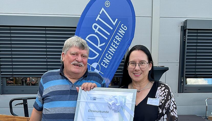 Gründer Peter Gratz erhielt von IHK-Präsidentin Kirsten Hirschmann die Ehrenurkunde zum 40-jährigen Firmenjubiläum. Gründer Peter Gratz erhielt von IHK-Präsidentin Kirsten Hirschmann die Ehrenurkunde zum 40-jährigen Firmenjubiläum.