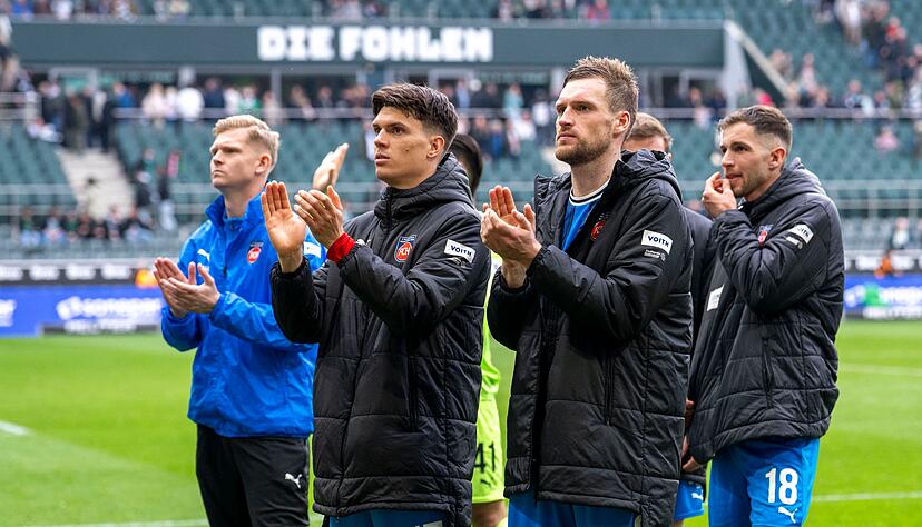 Die Heidenheimer mit Kapit&auml;n Patrick Mainka (r) zeigten in Gladbach Moral.