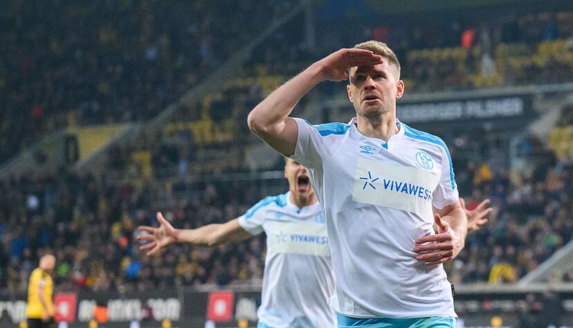 Schalkes Simon Terodde (r) feiert mit Marius Lode das 2:0 gegen Dynamo Dresden