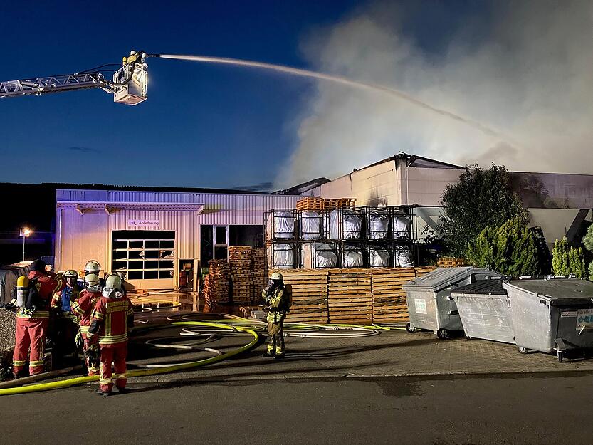 Mehr als 100 Einsatzkräfte sind am Samstagabend am Brandort im Lauffener Industriegebiet.