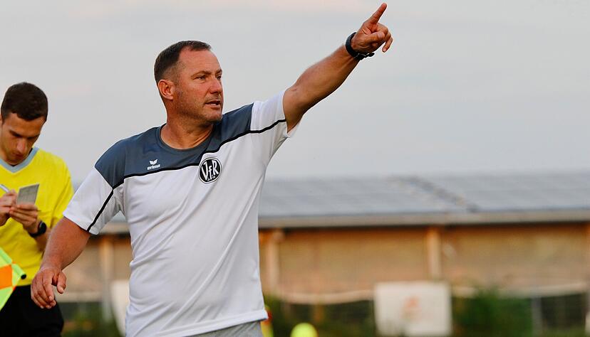 Trainer Markus Lang zeigt an, wohin der Weg des VfR Heilbronn langfristig gehen soll - nach oben.