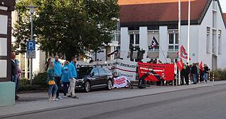 Etwa 80 Demonstranten sind zu einer Veranstaltung gekommen, die einen AfD-Stammtisch in der Gaststätte Rössle in Bretzfeld stören sollte.
