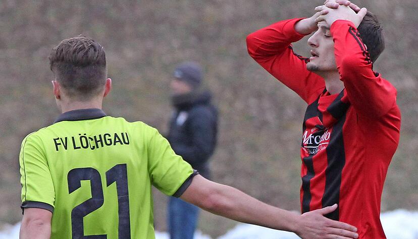 Einen aufmunternden Klaps, mehr gab es für Florian Stetter (rechts) und die SG Stetten/Kleingartach gegen den Tabellenzweiten FV Löchgau nicht zu holen. Und das nach einer tollen, aber letztlich unbelohnten Aufholjagd.
Foto: Alexander Bertok Einen aufmunternden Klaps, mehr gab es für Florian Stetter (rechts) und die SG Stetten/Kleingartach gegen den Tabellenzweiten FV Löchgau nicht zu holen. Und das nach einer tollen, aber letztlich unbelohnten Aufholjagd.
Foto: Alexander Bertok