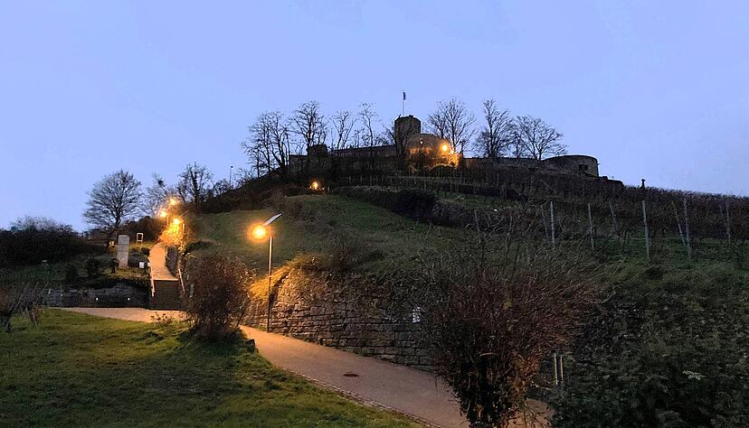 Wenn es im Winter fr&uuml;h dunkel wird, entfalten die Ruine und der Burgberg eine mythische Stimmung. 
Foto: Andreas Zwingmann