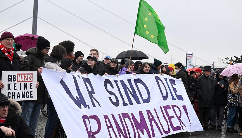 Demonstranten in Düsseldorf protestieren gegen die Abstimmung der Union mit der AfD. Demonstranten in Düsseldorf protestieren gegen die Abstimmung der Union mit der AfD.