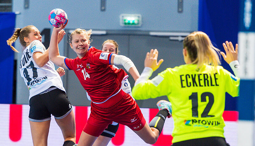 Kamila Kordovská (Mitte), hier in einem Länderspiel mit der Nationalmannschaft Tschechiens gegen die DHB-Auswahl, verbreitert den Rückraum von Handball-Bundesligist Sport-Union Neckarsulm zur nächsten Saison.