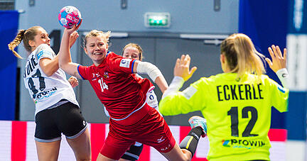 Kamila Kordovská (Mitte), hier in einem Länderspiel mit der Nationalmannschaft Tschechiens gegen die DHB-Auswahl, verbreitert den Rückraum von Handball-Bundesligist Sport-Union Neckarsulm zur nächsten Saison.