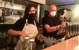 An der Bar im Charivari haben Viktoria Gaidukow (l.) und Chris Hahn alle Hände voll zu tun. An der Bar im Charivari haben Viktoria Gaidukow (l.) und Chris Hahn alle Hände voll zu tun.