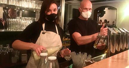 An der Bar im Charivari haben Viktoria Gaidukow (l.) und Chris Hahn alle Hände voll zu tun.