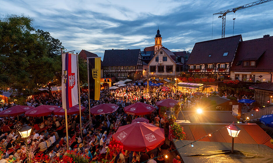 Samstagabend auf dem Erlenbacher Weinfest.