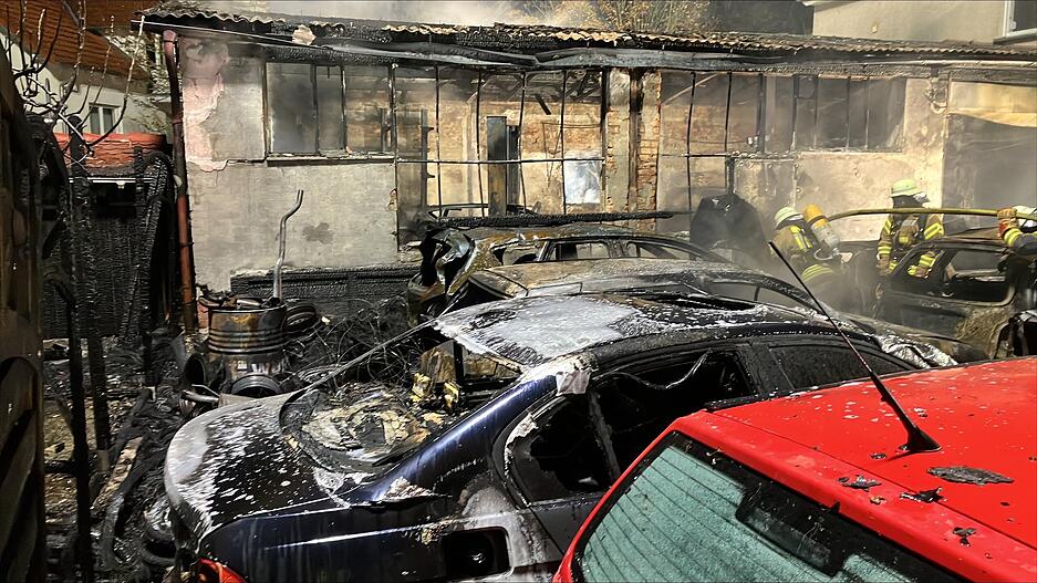 Die Feuerwehr schützt angrenzende Wohnhäuser vor den Flammen. Die Feuerwehr schützt angrenzende Wohnhäuser vor den Flammen.