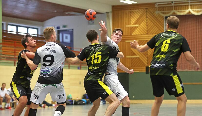 Simon Schrempf auf Felix Hofacker - so könnte es auch am Sonntagnachmittag in Konstanz funktionieren. Simon Schrempf auf Felix Hofacker - so könnte es auch am Sonntagnachmittag in Konstanz funktionieren.