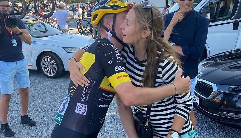 Nick Bangert wird im Ziel der Etappe nach Heilbronn von seiner Freundin Ina begl&uuml;ckw&uuml;nscht.