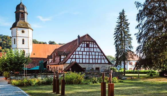 Wo früher Kutscher und Pferdeknechte arbeiteten, speisen heute die Gäste des Restaurants Rotes Schloss. Gottfried von Berlichingen, Frau und Kinder leben Im Herrensitz. Foto:Privat Wo früher Kutscher und Pferdeknechte arbeiteten, speisen heute die Gäste des Restaurants Rotes Schloss. Gottfried von Berlichingen, Frau und Kinder leben Im Herrensitz. Foto:Privat