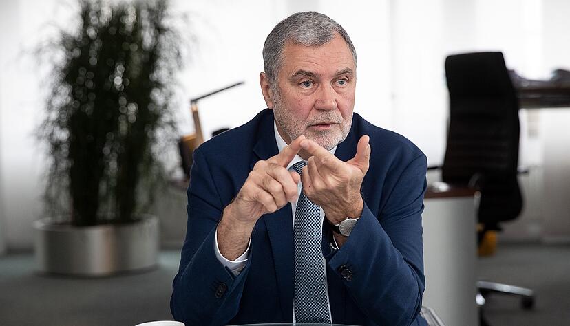 Zur Person

Detlef Piepenburg (63) ist seit 2005 Landrat des Landkreises Heilbronn. Der Jurist war Ende der 80er Jahre Baudezernent des Landkreises Breisgau-Hochschwarzwald. Nach weiteren Stationen unter anderem im Umweltministerium kam er 1994 als Erster Landesbeamter ans Landratsamt Heilbronn. 1997 bis 2005 war er Landrat im Neckar-Odenwald-Kreis. Heute ist er auch Vorsitzender der Baden-W&uuml;rttembergischen Krankenhausgesellschaft (BWKG). Piepenburg wohnt in Bad Rappenau, ist verheiratet und hat zwei vollj&auml;hrige Kinder. 
Foto: Andreas Veigel