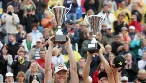 Jonas Reckermann (l) und Julius Brink heben ihre Pokale in die Luft. Jonas Reckermann (l) und Julius Brink heben ihre Pokale in die Luft.