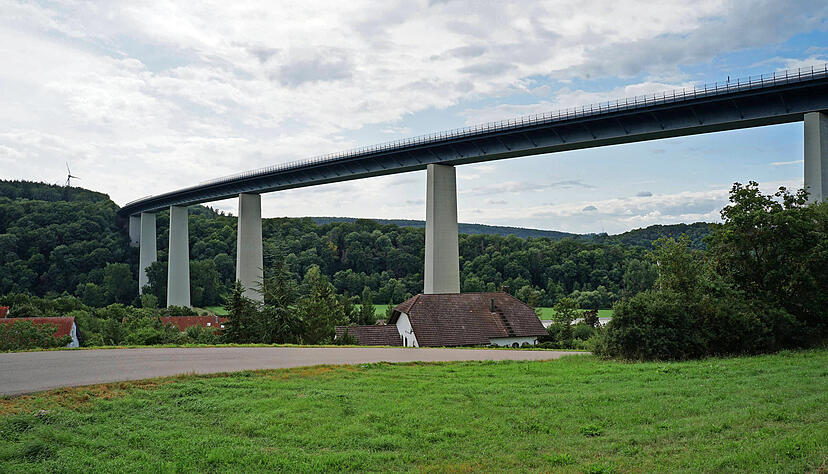Die Jagsttalbrücke der A81 liegt zwischen den Anschlussstellen Möckmühl und Osterburken und führt über die Jagst und das Jagsttal.  
Foto: Patricia Dauenhauer