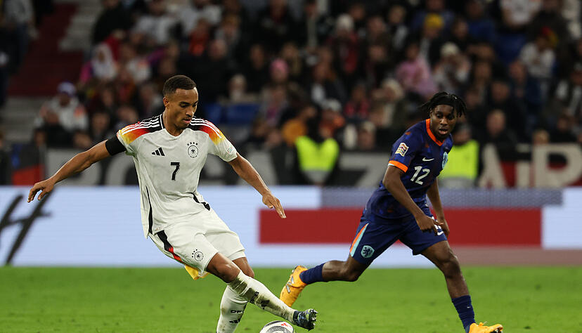 Deutschlands Jamie Leweling (l) und Jeremie Frimpong aus den Niederlanden kämpfen um den Ball. Deutschlands Jamie Leweling (l) und Jeremie Frimpong aus den Niederlanden kämpfen um den Ball.