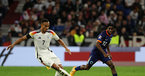 Deutschlands Jamie Leweling (l) und Jeremie Frimpong aus den Niederlanden kämpfen um den Ball.