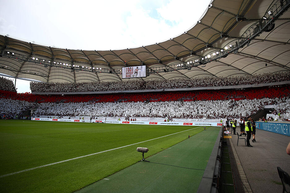 Zunächst schenkten die Fans des VfB Stuttgart Fahnen, so dass ein roter Brustring im Stadion entstand.