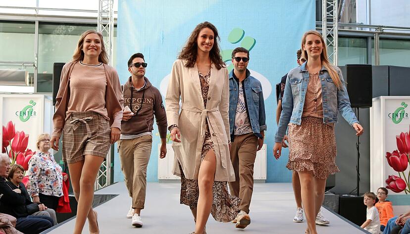Auftakt f&uuml;r die B&auml;r-Modenschau: "L&auml;ssig gut angezogen" lautet das Motto im Fr&uuml;hjahr und Sommer. Kurze R&ouml;cke, Shorts und Kleider zeigen Varianten des Mustermix.