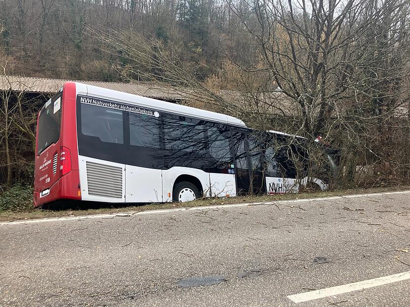 Der Bus war auf der Fahrt von Sindringen in Richtung Ohrnberg nach links von der Straße abgekommen. Der Bus war auf der Fahrt von Sindringen in Richtung Ohrnberg nach links von der Straße abgekommen.