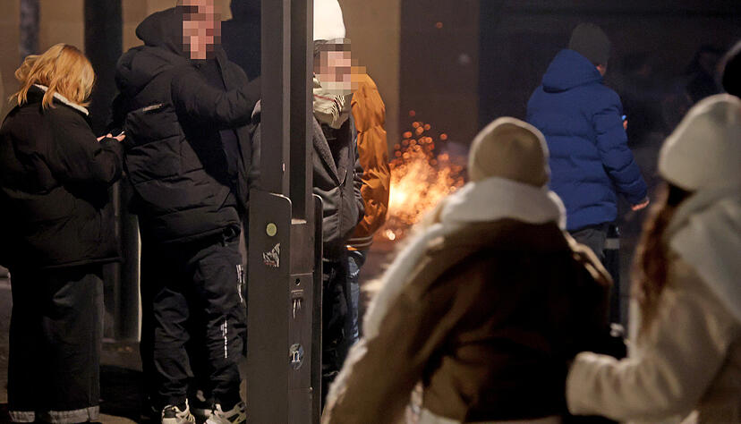 Trotz B&ouml;llerverbots kam es in der Kaiserstra&szlig;e zu Tausenden von Knallen. Pyrotechnik z&uuml;ndete auch in unmittelbarer N&auml;he von Menschen.