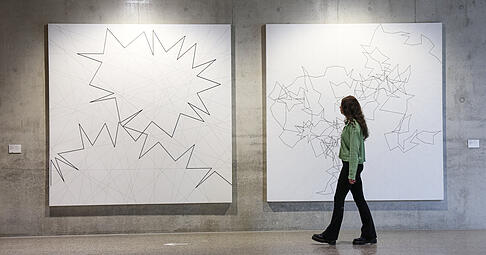 25, teils mehrteilige Arbeiten von François Morellet laden im Atrium im Museum Würth 2 ein, in den Kosmos der Konkreten Kunst einzutauchen.
Foto: Ufuk Arslan 25, teils mehrteilige Arbeiten von François Morellet laden im Atrium im Museum Würth 2 ein, in den Kosmos der Konkreten Kunst einzutauchen.
Foto: Ufuk Arslan