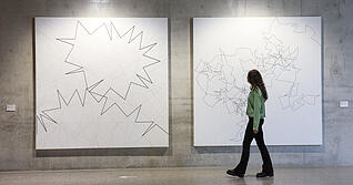 25, teils mehrteilige Arbeiten von Fran&ccedil;ois Morellet laden im Atrium im Museum W&uuml;rth 2 ein, in den Kosmos der Konkreten Kunst einzutauchen.
Foto: Ufuk Arslan