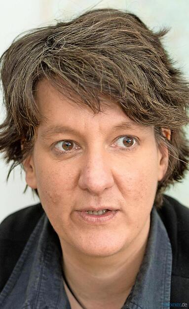 Gisela Splett war bisher als Staatssekretärin im Verkehrsministerium für den Lärmschutz zuständig. Die Abgeordnete aus Karlsruhe wechselt nun in gleicher Funktion ins Finanzministerium. Die 49-Jährige gehört dem linken Flügel der Grünen an. Im Landtag sitzt sie seit 2006. Splett ist verheiratet und hat zwei Kinder. Gisela Splett war bisher als Staatssekretärin im Verkehrsministerium für den Lärmschutz zuständig. Die Abgeordnete aus Karlsruhe wechselt nun in gleicher Funktion ins Finanzministerium. Die 49-Jährige gehört dem linken Flügel der Grünen an. Im Landtag sitzt sie seit 2006. Splett ist verheiratet und hat zwei Kinder.