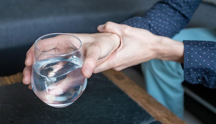 Scham: Viele Betroffene versuchen ihr Zittern zu verstecken - oder meiden sogar bestimmte Situationen, weil sie bef&uuml;rchten, dass ihr Tremor sich dann zeigt.