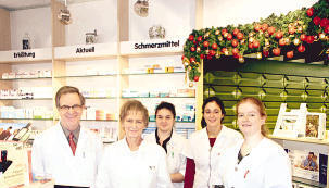 Apothekerin Katja Heller (re. außen) wird mit ihrem kompetenten Team die Stromberg-Apotheke weiter führen. Links: Volker und Christa Dühring. Apothekerin Katja Heller (re. außen) wird mit ihrem kompetenten Team die Stromberg-Apotheke weiter führen. Links: Volker und Christa Dühring.
