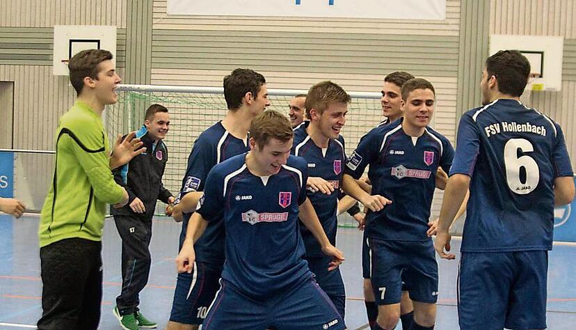 Ausgelassen jubelten die A-Junioren des FSV Hollenbach &uuml;ber den Turniersieg beim RBKJ-Cup in Mulfingen. Damit qualifizierte sich der Oberligist f&uuml;r das EBM-Papst Hallenmasters.Foto: Marc Schmerbeck
