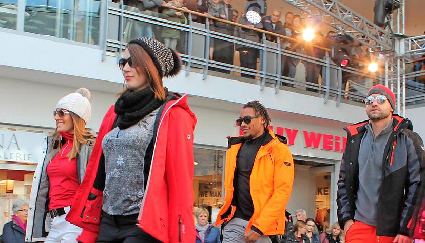 Der Winter 2016/17 wird bunt, lautete die Botschaft bei der Modenschau im Ö-Center. Das sportliche Outfit wurde bei einer zünftigen Hüttengaudi präsentiert.Fotos: Peter Hohl